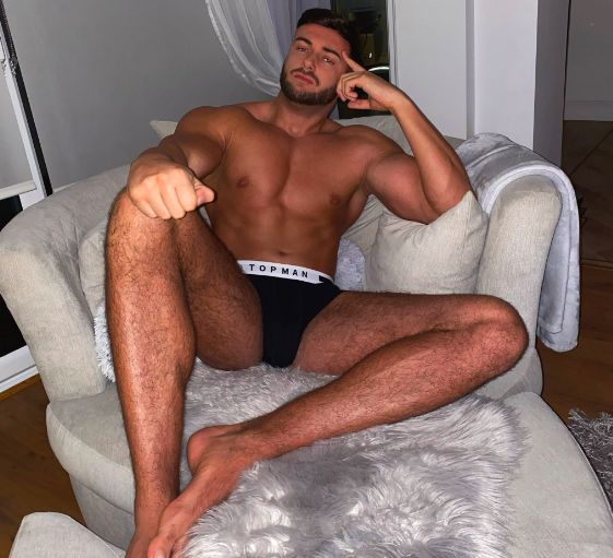 Padre e hijo comparten cuenta y contenido en la OnlyFans.