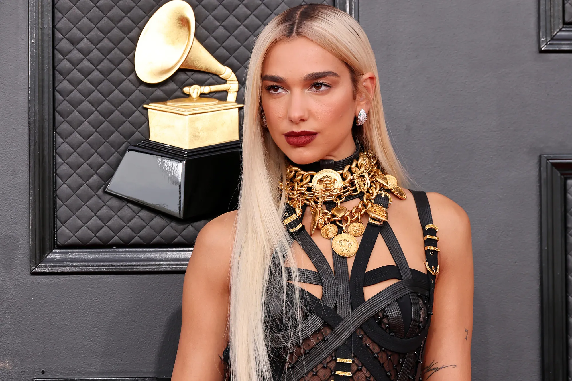 Dua Lipa rinde homenaje a Donatella Versace en los Grammy 2022 - Escandala