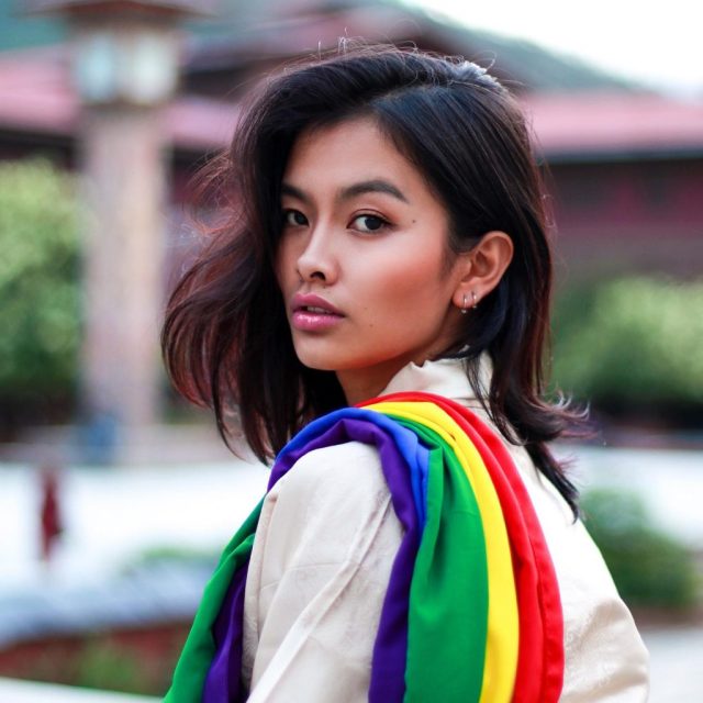 Tashi Choden con una bandera del orgullo LGBT+