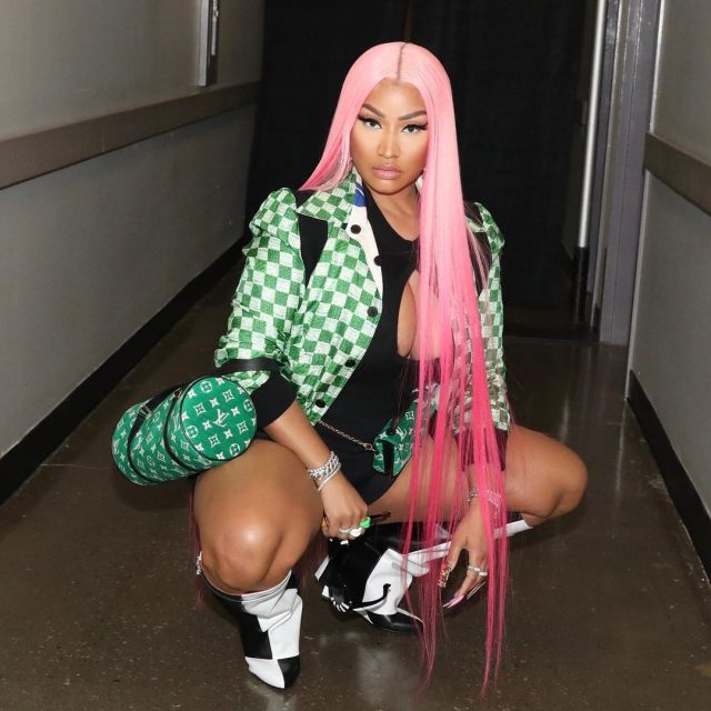 Nicki Minaj con peluca rosa