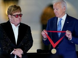 Elton John recibiendo su medalla