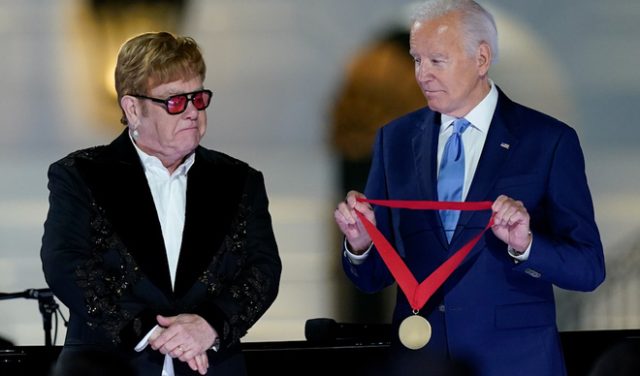 Elton John recibiendo su medalla