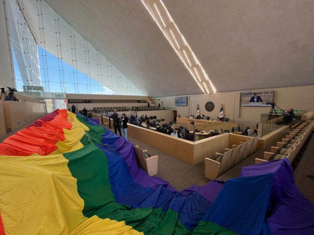 Bandera LGBT+ en Congreso de Guanajuato