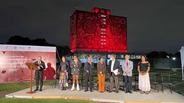 UNAM se ilumina de rojo