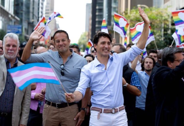 Justin Trudeau con la bandera trans