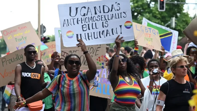 Un grupo de personas LGBT de Uganda en protesta