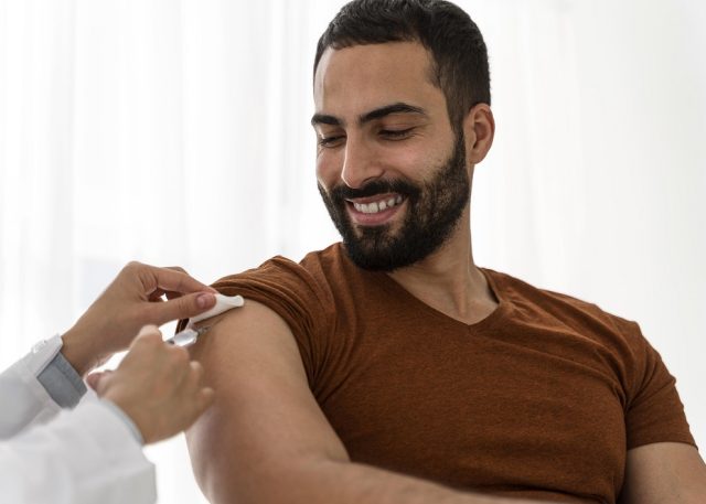 Hombre recibe una vacuna en el brazo