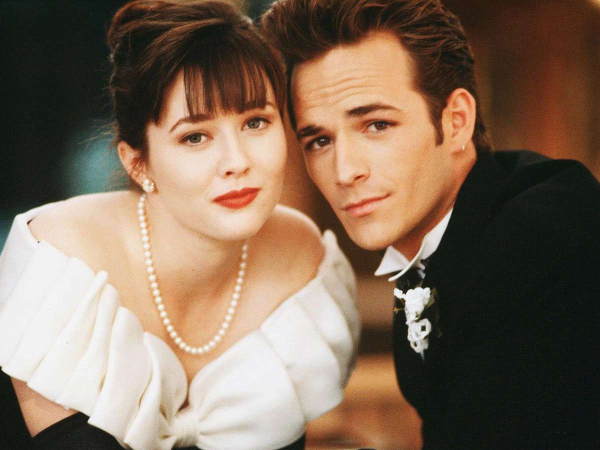 Shannen con Luke Perry en "Beverly Hills 90210". Perry también falleció en 2019.