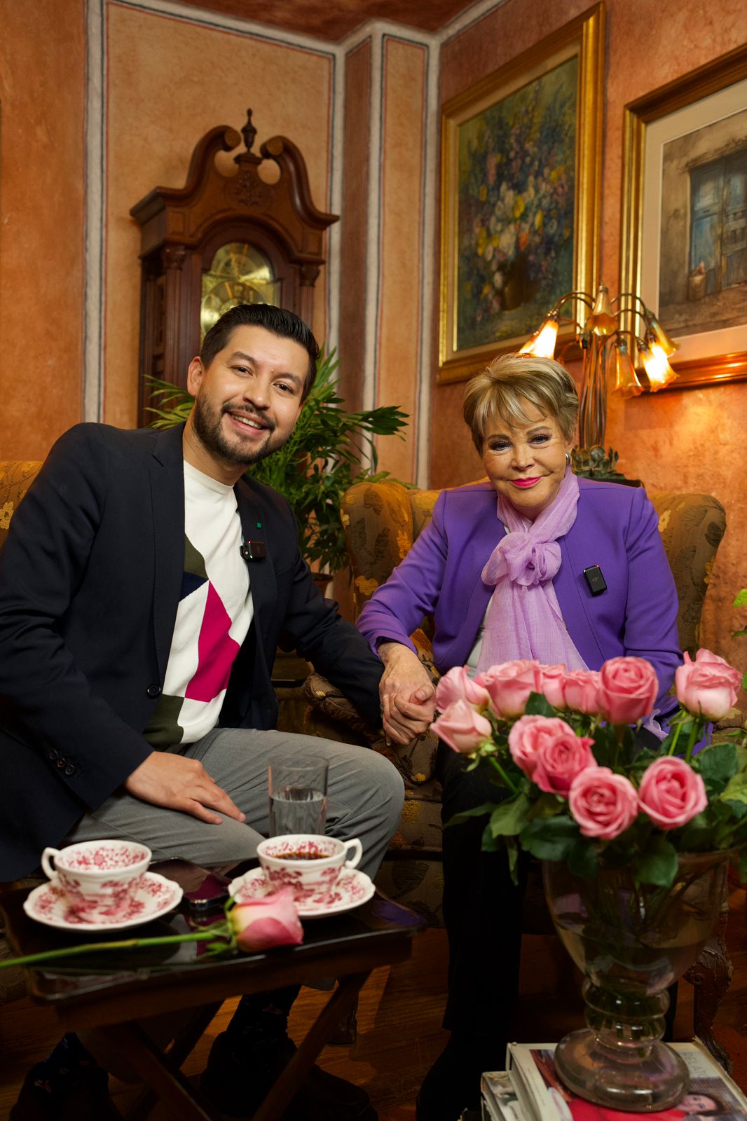 ¿Cómo y cuando inició el proyecto de "Perversiones de un Café"?Originalmente abrí el canal de Youtube en el 2021, pero tuve que pausar el proyecto debido al poco tiempo libre que me dejaba mi trabajo formal como reportero de espectáculos en TV Azteca y ADN 40. Fue en el 2024, cuando retomé la plataforma y en menos de un año la comunidad creció a más de 38 mil suscriptores en YouTube y más de 50 mil seguidores en TIK TOK. En meses recientes he entrevistado a personalidades como Pati Chapoy, Susana Zabaleta, Pedro Sola, Tabata Jalil, lolita Ayala y Mónica Garza. ¿Cuál fue la atinada razón que te llevó a retomar tu canal en la plataforma YouTube? Llevo más de una década trabajando en un medio tradicional (TV Azteca y ADN 40), quería explorar una nueva plataforma de comunicación donde pudiera saciar mis inquietudes periodísticas, más allá de la televisión, hablar de temas que en un medio tradicional sería más complicado, como el poliamor, las relaciones abiertas y la diversidad sexual, por esta razón, abrí mi canal de Youtube “Perversiones de un Café”, que se ha convertido en una extensión de mi personalidad, donde yo establezco la linea editorial del contenido. ¿Cómo surge la idea de este especial dedicado a figuras de la comunidad LGBT+? Como hombre gay inmerso en los medios de comunicación, me siento con la responsabilidad de compartir algunas historias de “resiliencia” y “autoaceptación” de personalidades del espectáculo, entretenimiento y de las redes sociales, que admiro por su trabajo y personalidad, dentro y fuera de los escenarios y de los sets de filmación. En esta edición especial del Pride en “Perversiones de un Café”, entrevisté a Alejandra Bogue, el actor Martín Barba y el influencer Quique Galdeano, quienes se sinceraron sobre algunos episodios de su vida, como sus procesos de autoaceptación, el rechazo social y personal, así como episodios de ansiedad y depresión. ¿Cuál ha sido el criterio o las razones que te han motivado en la selección de lxs invitadxs? Me gusta contar historias en cada uno de los episodios o capítulos de Perversiones de un Café, disfruto escuchar a mi entrevistado, indagar en sus emociones, miedos e inseguridades, pues me interesa escudriñar en sus pensamientos y actitudes ante la vida, testimonios que inspiren o sirvan de espejo a quienes le dedican un minuto de su vida a mi canal de Youtube. ¿Cuál ha sido el aprendizaje o lección que has recibido a lo largo de esta serie de entrevistas con estas personalidades de la comunidad? Que lo maravilloso de poder mostrarnos como somos ante la vida, es lo que nos hace verdaderamente valiosos, y eso no tiene que ver con una preferencia o identidad sexual, tiene que ver con la bondad y el amor. ¿Qué sorpresas e invitadxs nos podrías compartir en lo que resta de este especial por el Mes del Orgullo? Quique Galdeano, creador de Escandala compartirá su testimonio de autoaceptación, amor propio y activismo por los derechos de la comunidad lgbt+ el domingo 29 de junio a las 7 de la noche en el canal de Youtube “Perversiones de un Café” Algún mensaje que quisieras compartir a la comunidad LGBT+ que siguen tu espacio. Que si ya conocen la plataforma, sigan consumiendo mis entrevistas, pues las hago con mucho amor y respeto, en especial esta edición Pride, que quiero mueva corazones y genere alguna reflexión en quien llegue a ver las entrevistas. Los que aún no conocen mi canal de Youtube, los invito a que se suscriban y que me regalen un minuto de su tiempo, estoy seguro que algunas de las historias que presento, los pueden llegar a conmover. Y detalles generales sobre "Perversiones..." (Horarios, redes etc.) Un episodio nuevo cada quince días, los domingos a las 7 de la noche en el canal de Youtube “Perversiones de un Café”, programa conducido por Antonio Castañeda, periodista de espectáculos y cultura. Me encuentro preparando una nueva temporada con personalidades del espectáculo, el entretenimiento y las redes sociales, etapa que arrancará el domingo 13 de julio.